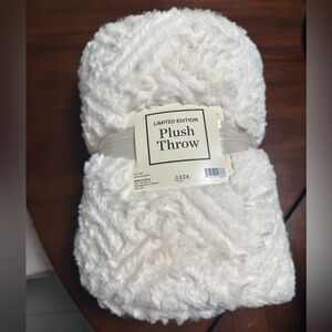 NWT Ulta Beauty Limited Edition Plush Throw - White
